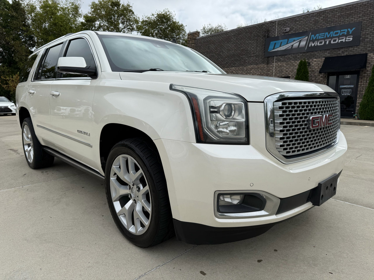Used 2015 GMC Yukon Denali w/ Touring Package image 3