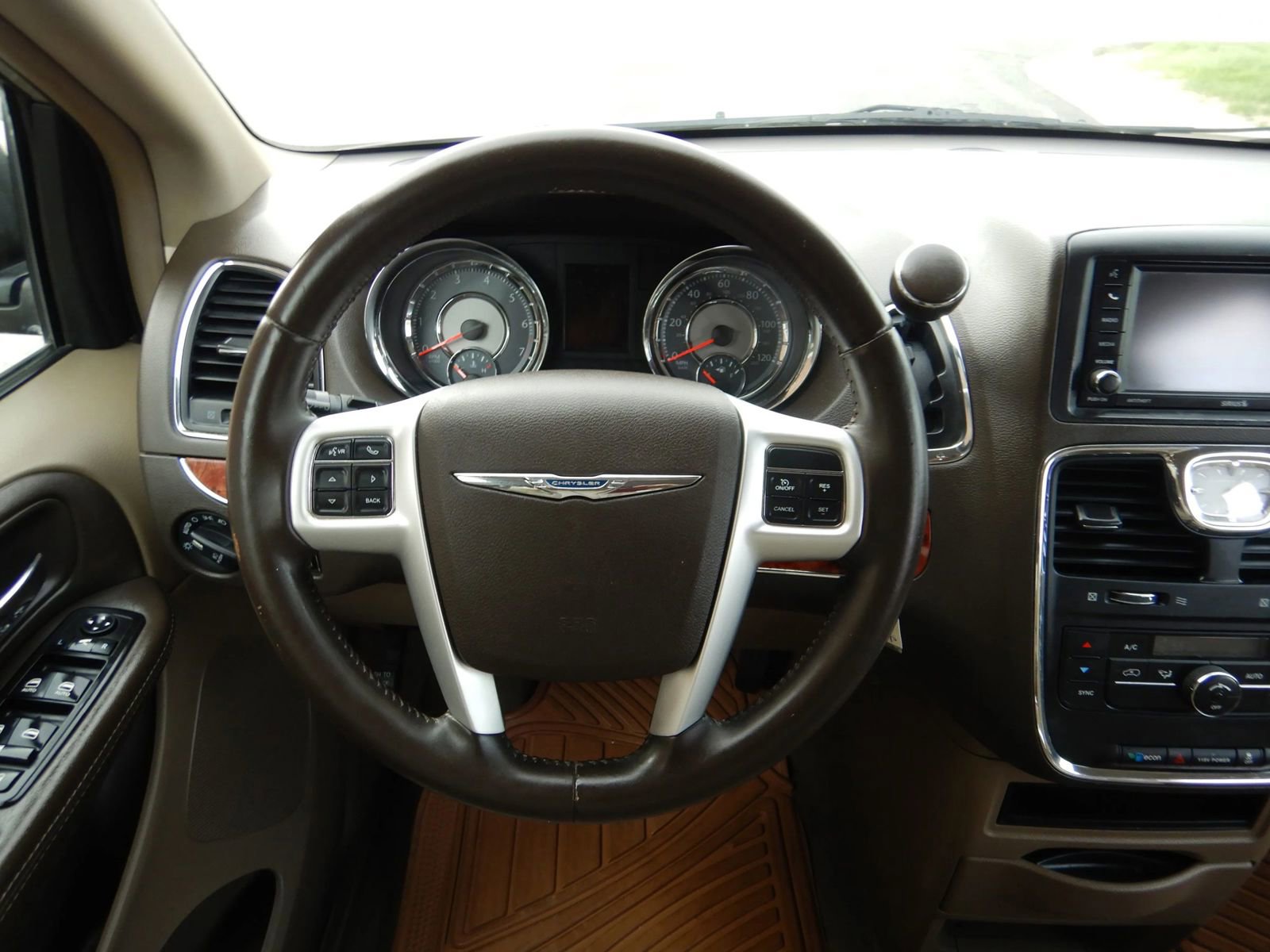 Used 2014 Chrysler Town & Country Touring FWD image 13