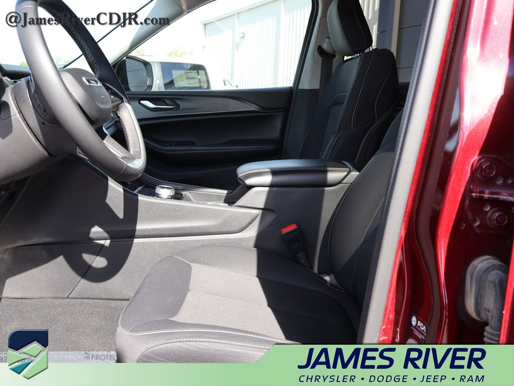 Used 2024 Jeep Grand Cherokee Laredo RWD image 22