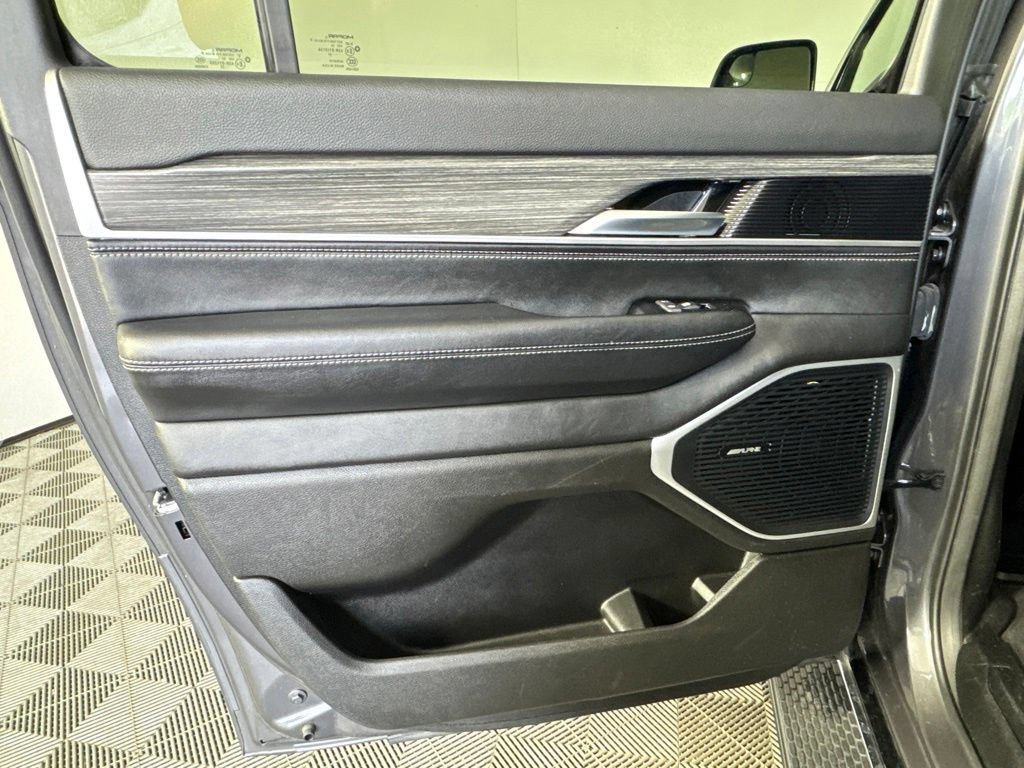 Certified 2024 Jeep Wagoneer L Series II w/ Flexible Seating Group AWD/4WD image 33