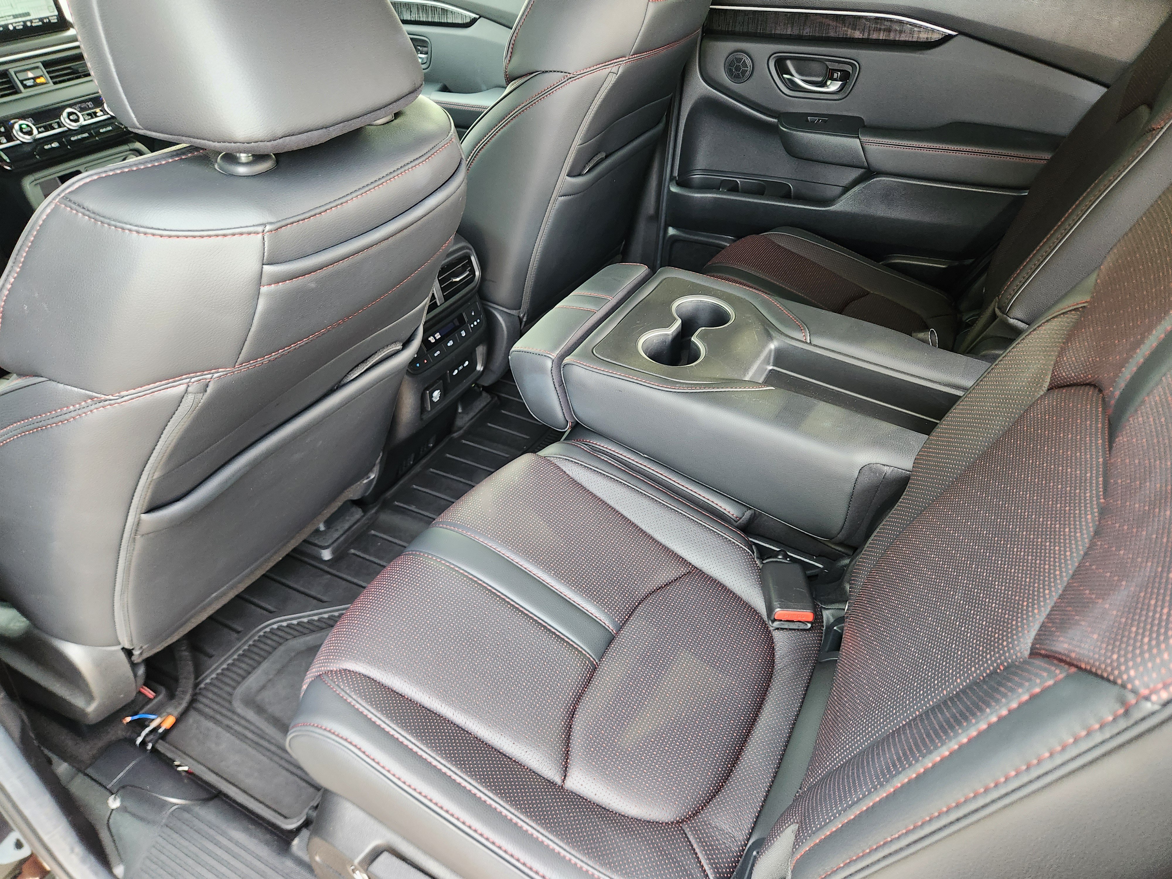 Used 2025 Honda Pilot Black Edition image 28