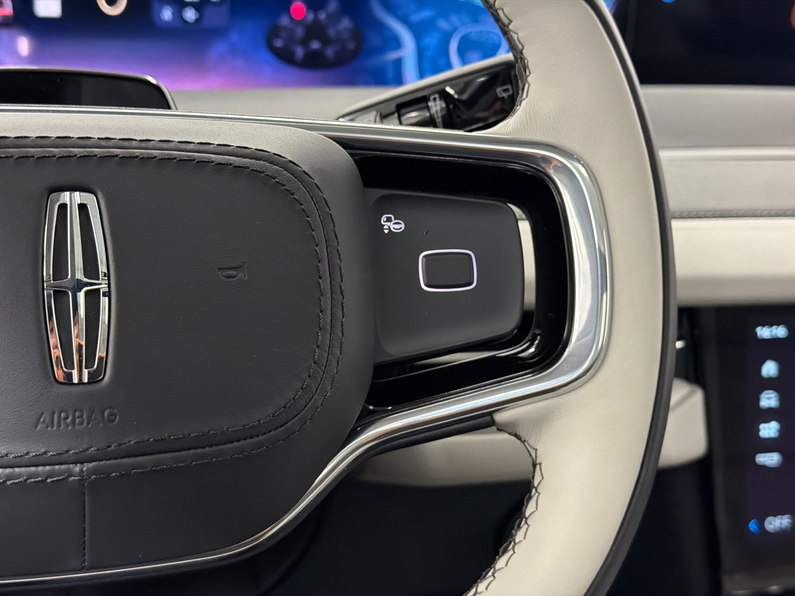New 2026 Lincoln Navigator Reserve AWD/4WD image 25