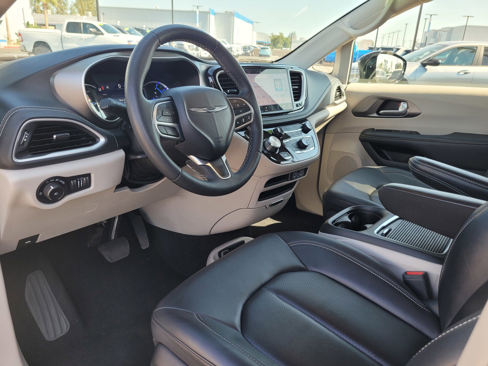 Used 2024 Chrysler Pacifica Limited FWD image 9