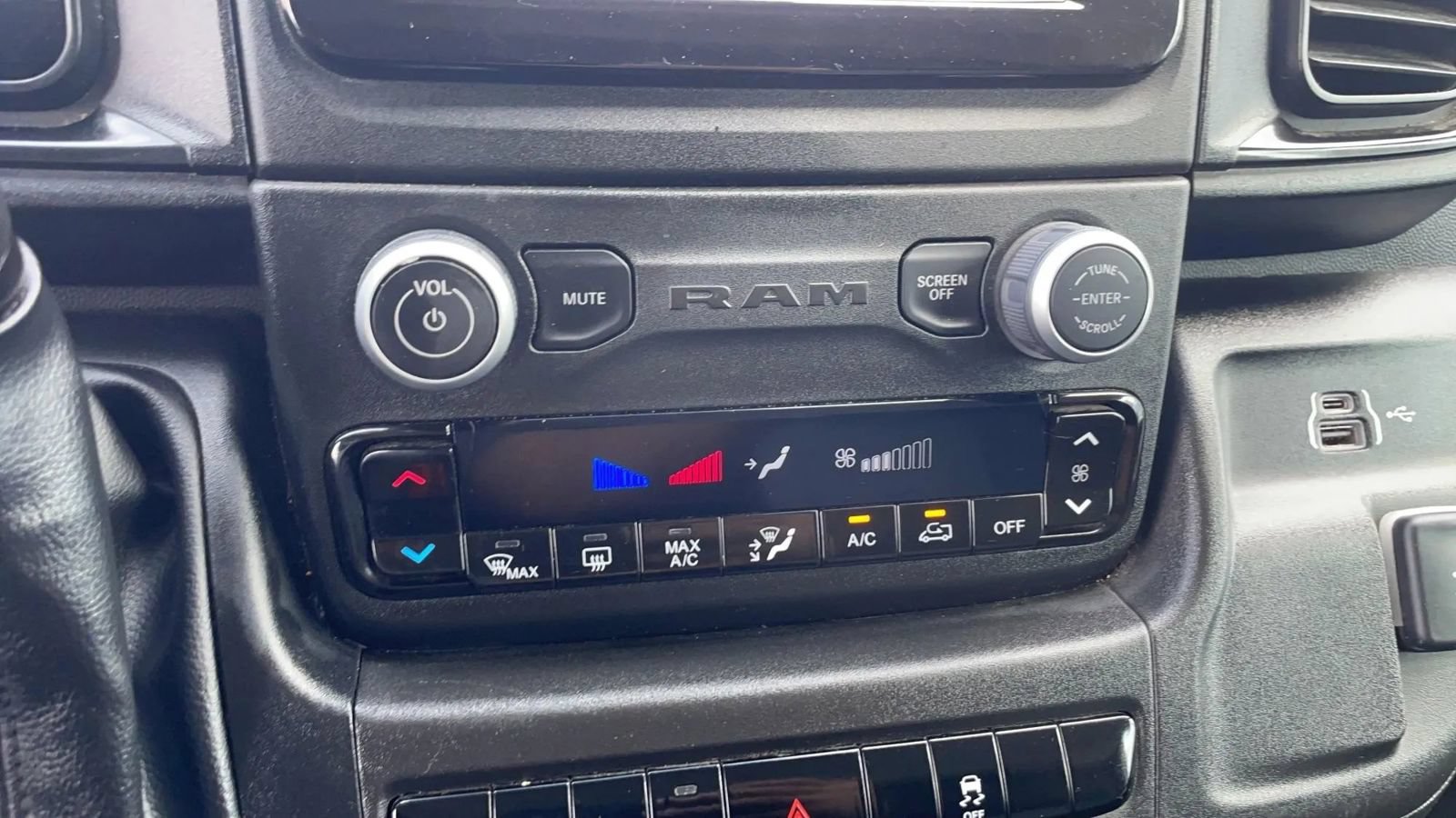 Used 2025 RAM ProMaster 3500 w/ Convenience Group FWD image 11