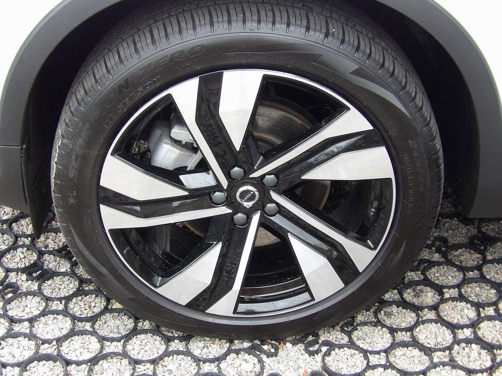 Certified 2025 Volvo XC40 B5 Plus w/ Protection Package Premier AWD/4WD image 30