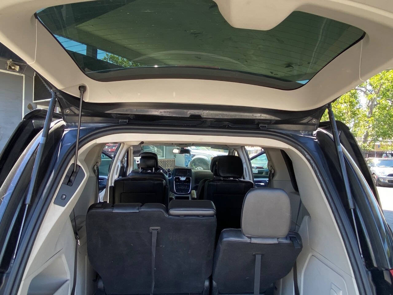 Used 2014 Chrysler Town & Country Touring FWD image 18
