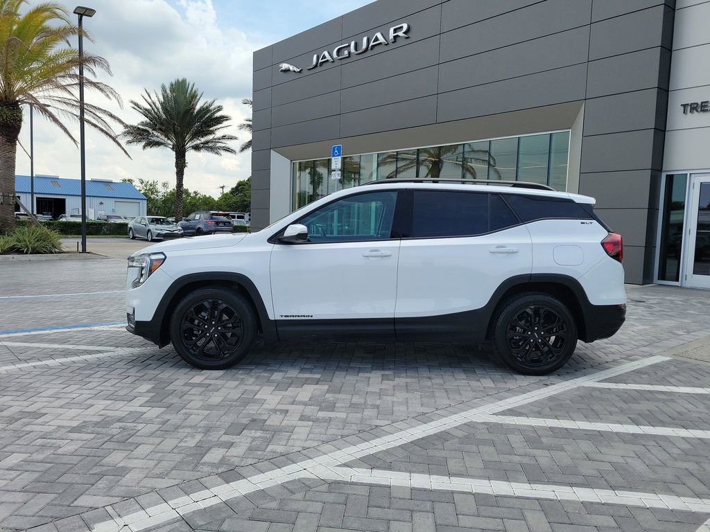 Used 2022 GMC Terrain SLT w/ Tech Package FWD image 2
