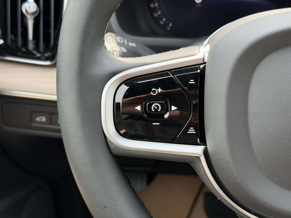 New 2026 Volvo XC90 T8 Plus w/ Protection Package Premier AWD/4WD image 8