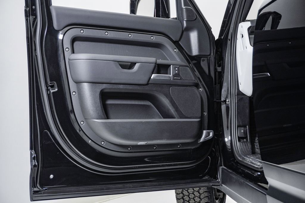 Used 2025 Land Rover Defender 110 S image 26
