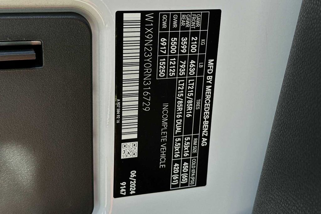 Used 2024 Mercedes-Benz Sprinter 4500 image 38