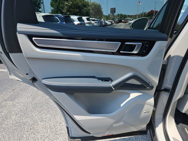 Used 2021 Porsche Cayenne AWD/4WD image 30
