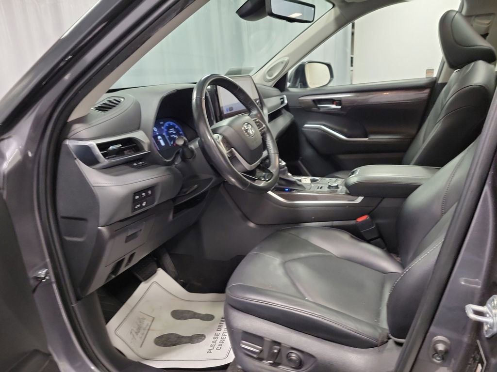 Used 2023 Toyota Highlander Platinum image 12