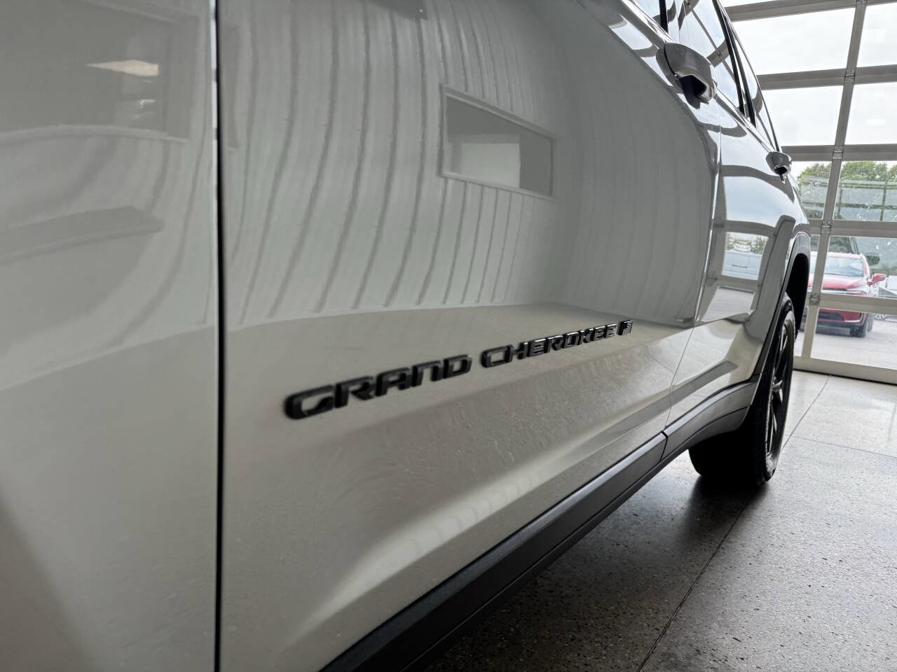 Used 2024 Jeep Grand Cherokee L Laredo image 6