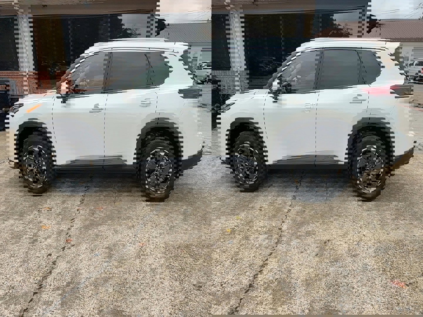 Used 2024 Nissan Rogue SV w/ SV Premium Package image 7