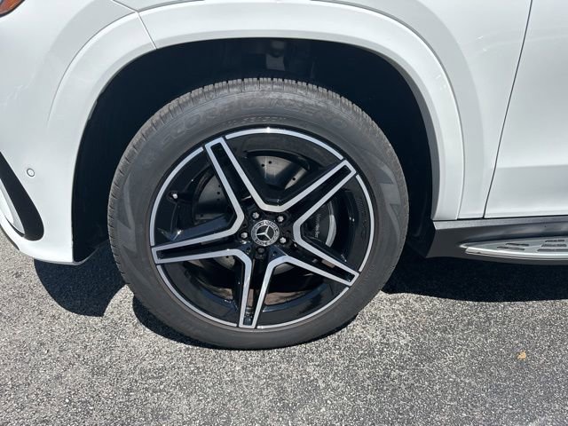 Used 2025 Mercedes-Benz GLS 450 4MATIC image 11