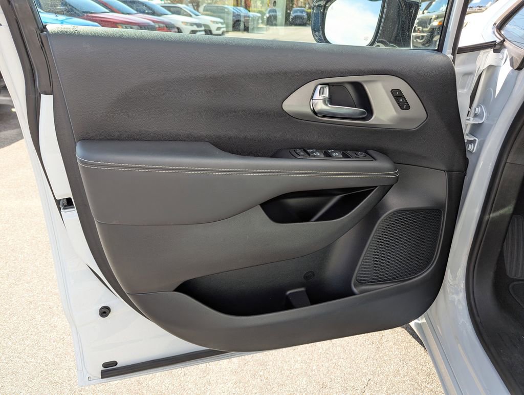 New 2026 Chrysler Pacifica Select FWD image 18
