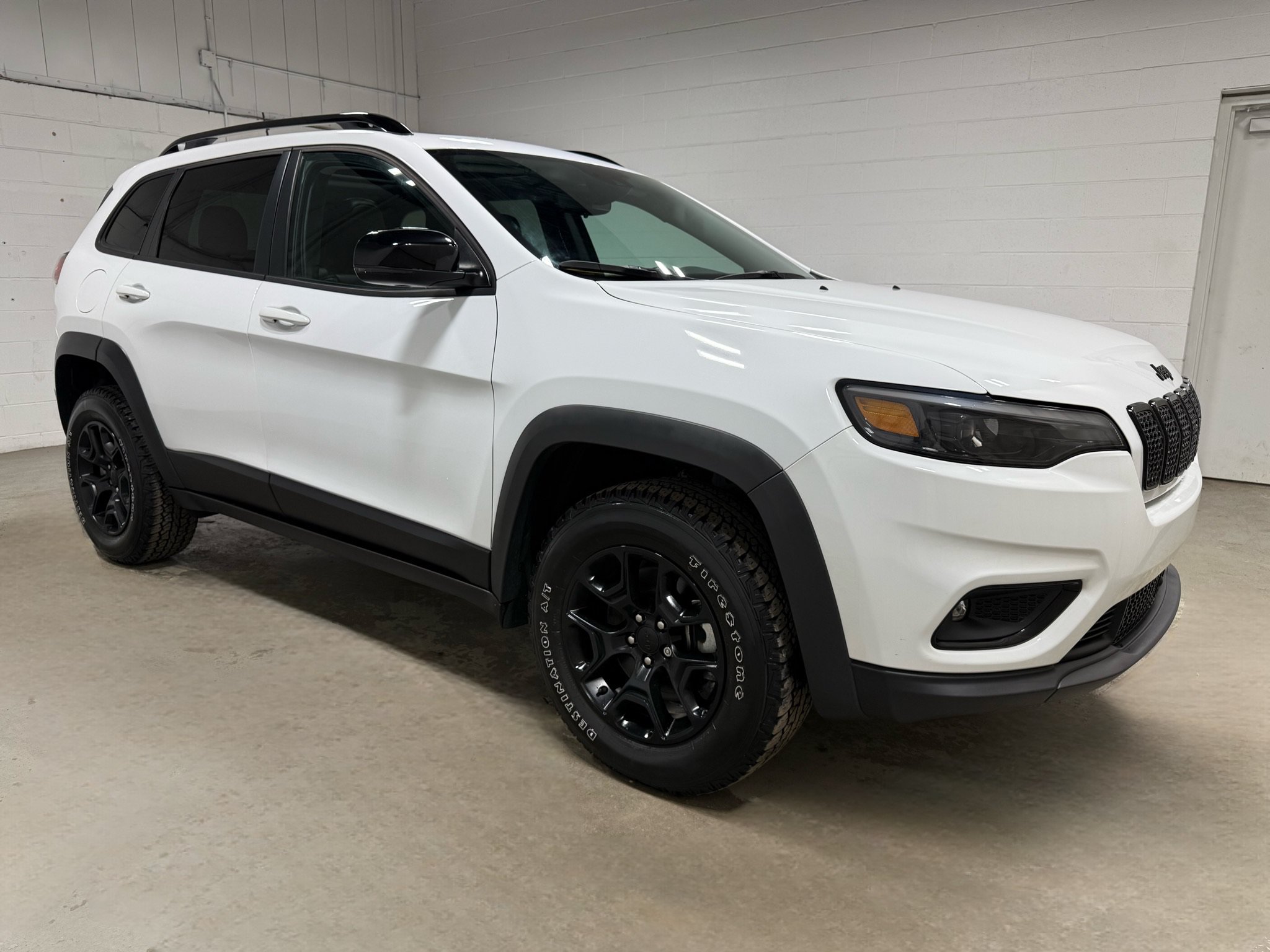 Used 2022 Jeep Cherokee Latitude w/ Sun & Sound Group AWD/4WD image 3