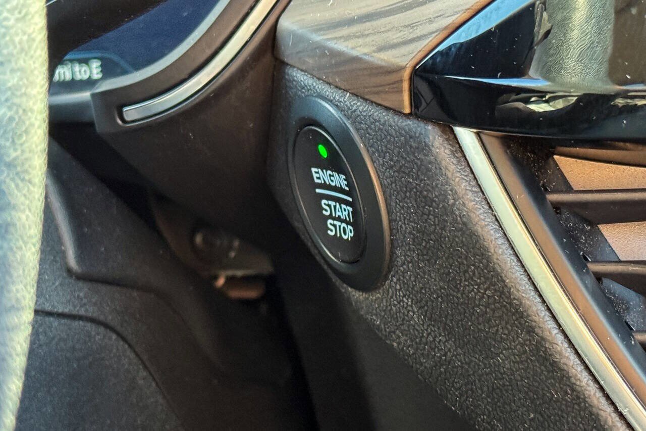 Used 2020 Ford Escape Titanium image 25