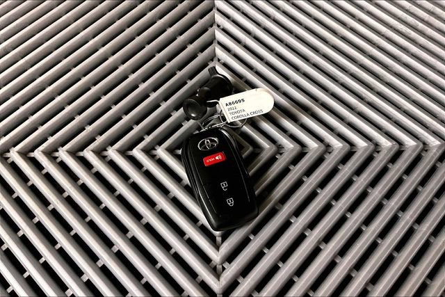 Used 2022 Toyota Corolla Cross LE w/ Moonroof Package image 11