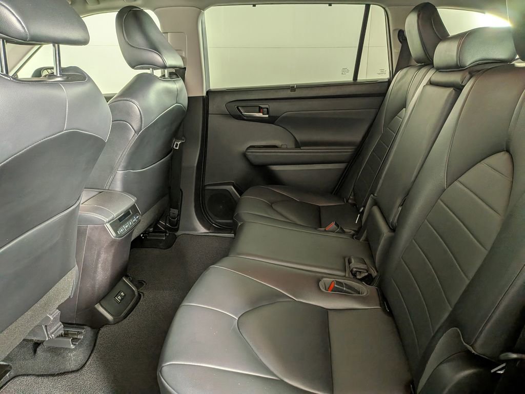 Used 2021 Toyota Highlander XLE image 33