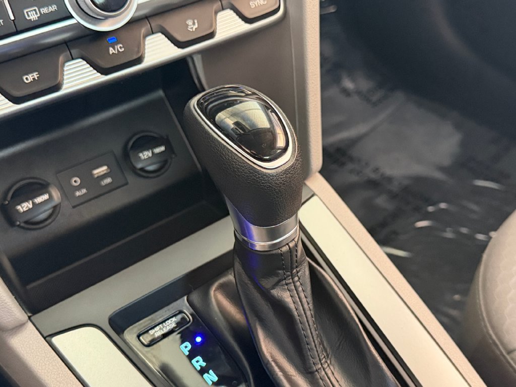 Used 2020 Hyundai Elantra SE FWD image 15