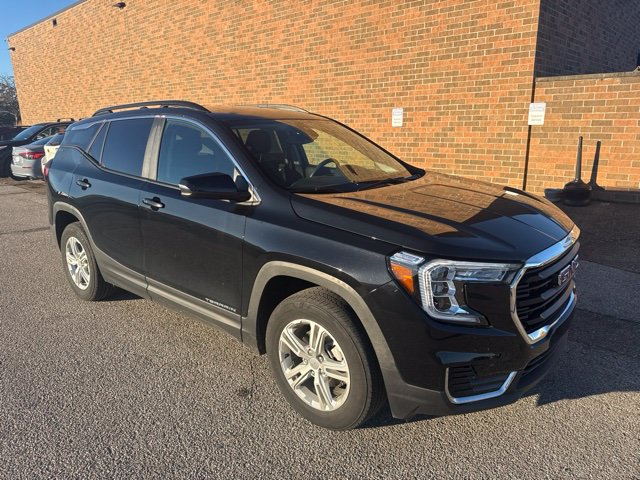 Used 2024 GMC Terrain SLE w/ Driver Convenience Package AWD/4WD image 2