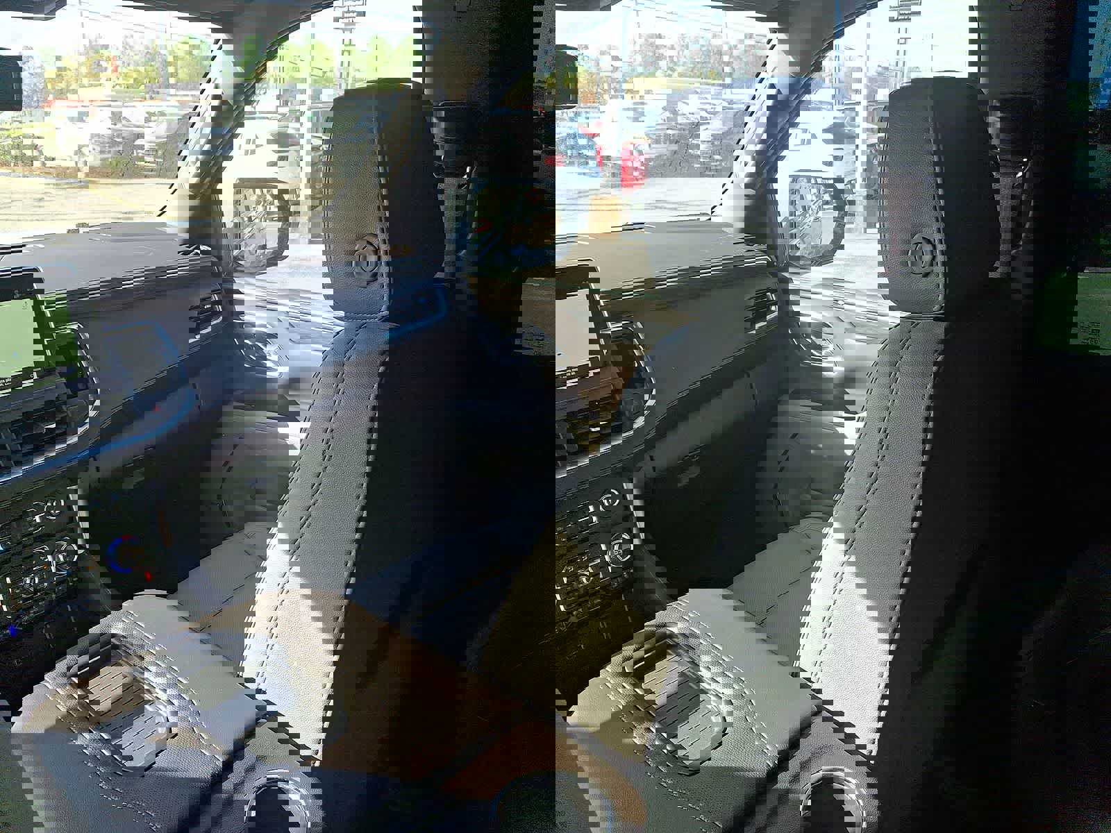 Used 2022 GMC Yukon XL SLT w/ SLT Luxury Package image 11