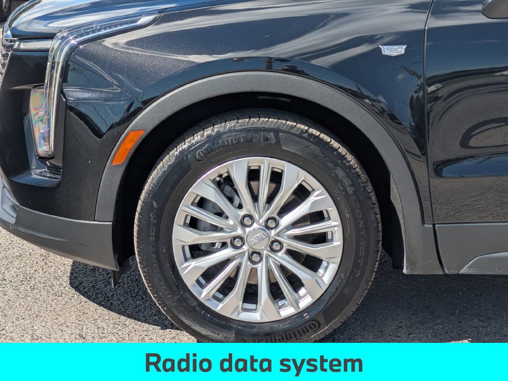 Used 2024 Cadillac XT4 Luxury w/ Cold Weather Package FWD image 12
