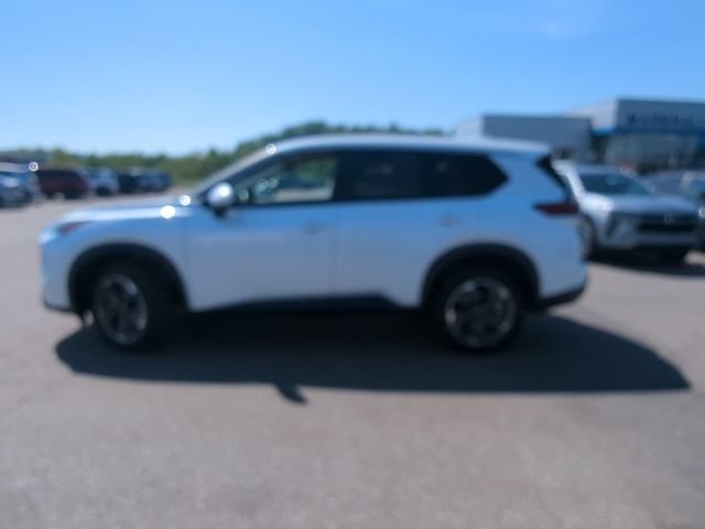 Used 2024 Nissan Rogue SV AWD/4WD image 31