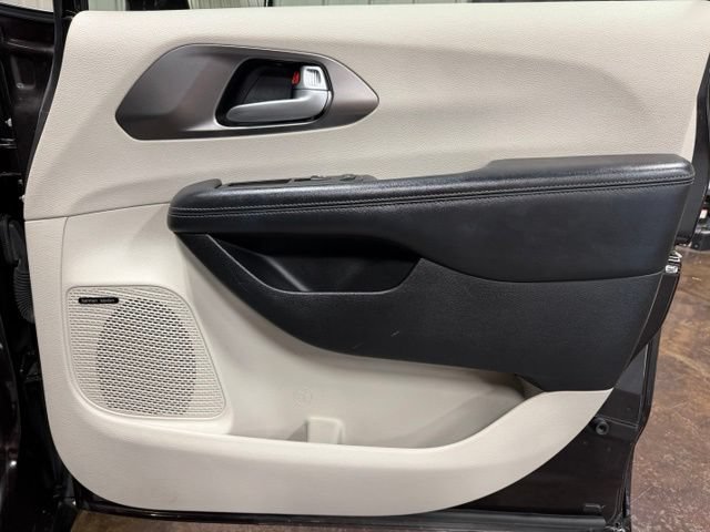 Used 2017 Chrysler Pacifica Limited FWD image 33