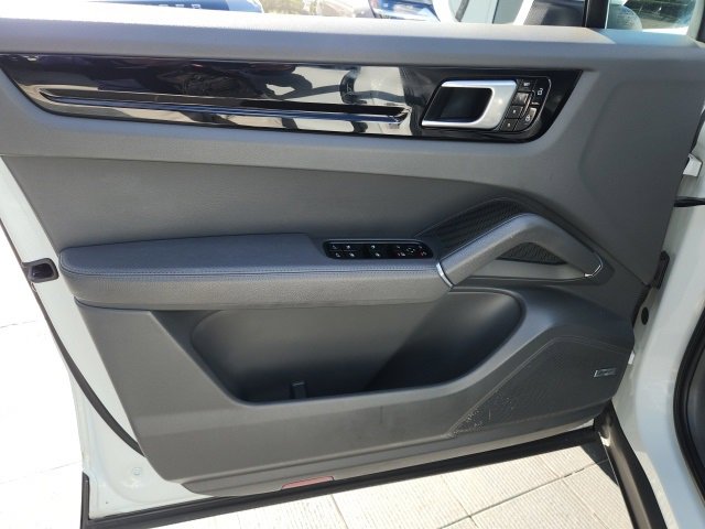 Used 2021 Porsche Cayenne w/ Premium Package image 28