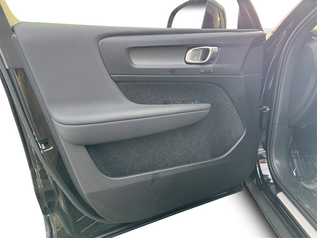 Certified 2025 Volvo XC40 B5 Plus image 8