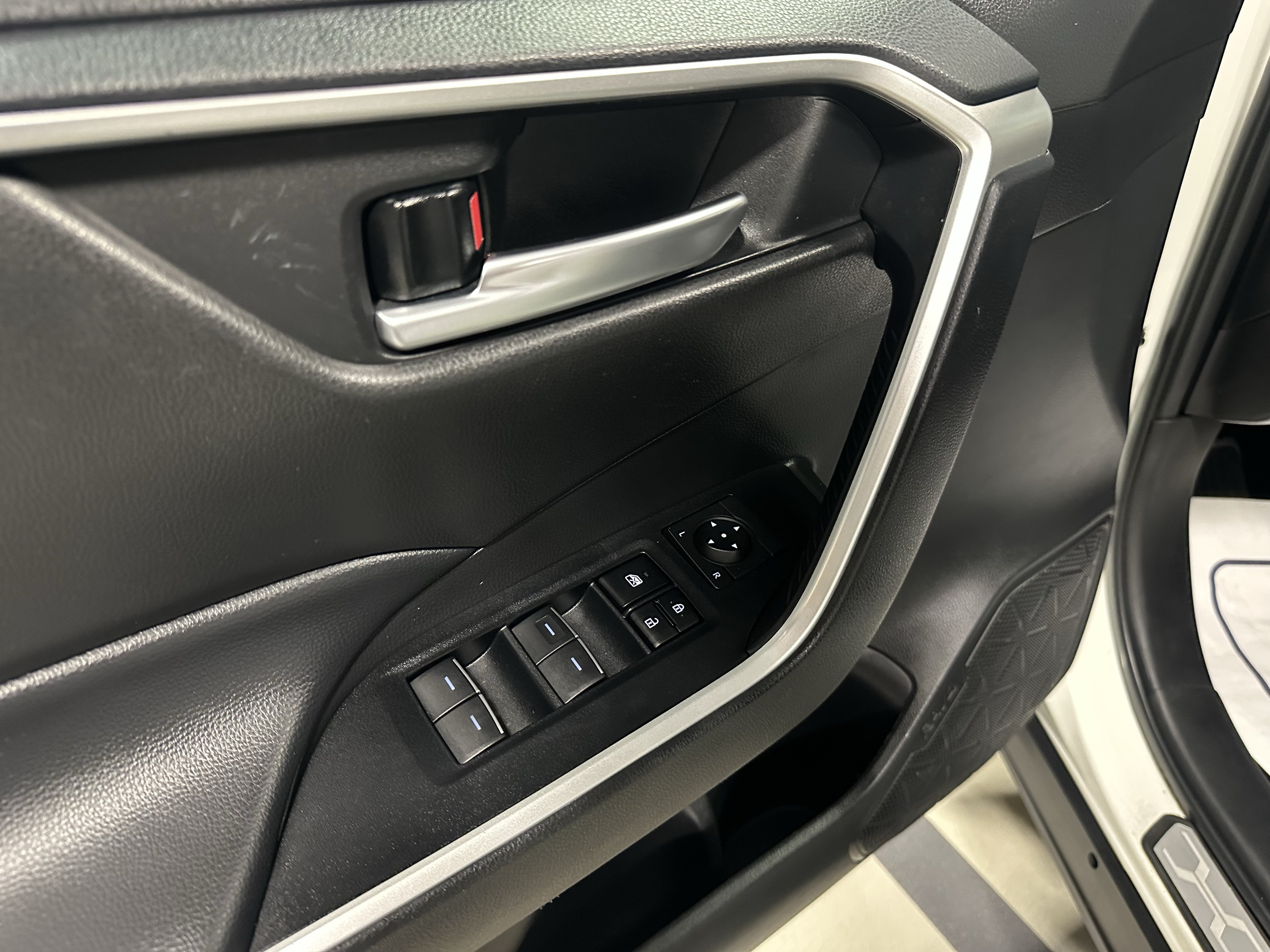 Used 2024 Toyota RAV4 XLE AWD/4WD image 18