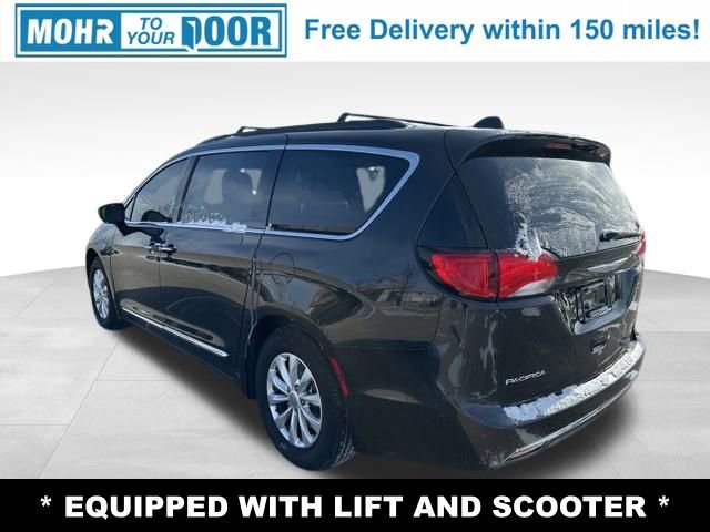 Used 2017 Chrysler Pacifica Touring-L image 7