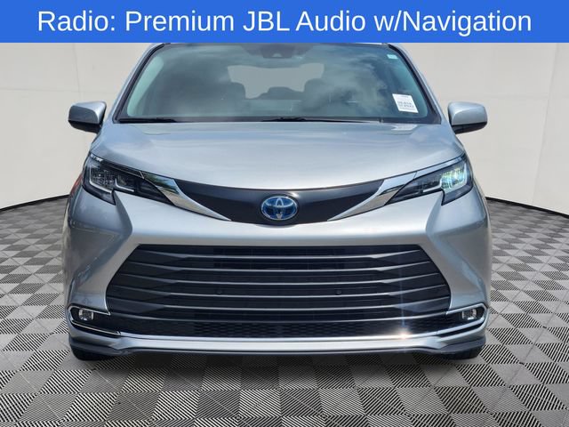 Used 2022 Toyota Sienna XLE FWD image 2