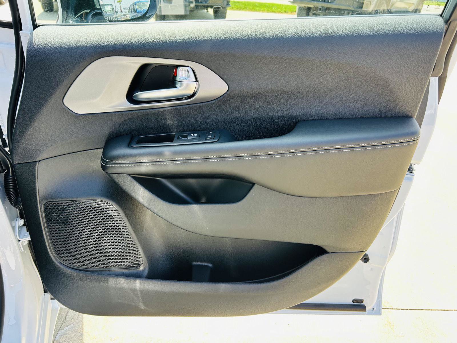 New 2027 Chrysler Pacifica LX FWD image 32