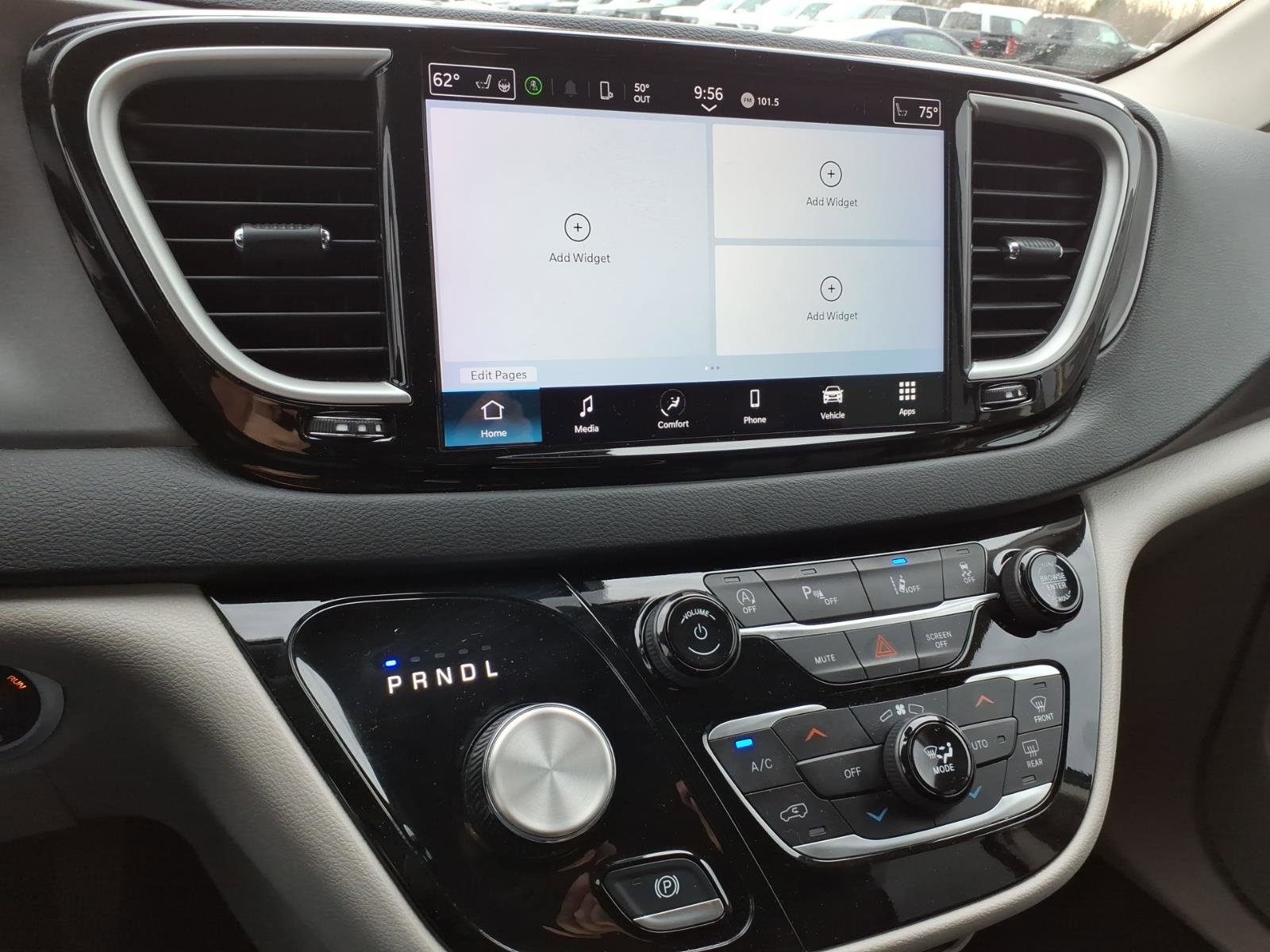 Used 2023 Chrysler Pacifica Touring-L image 17