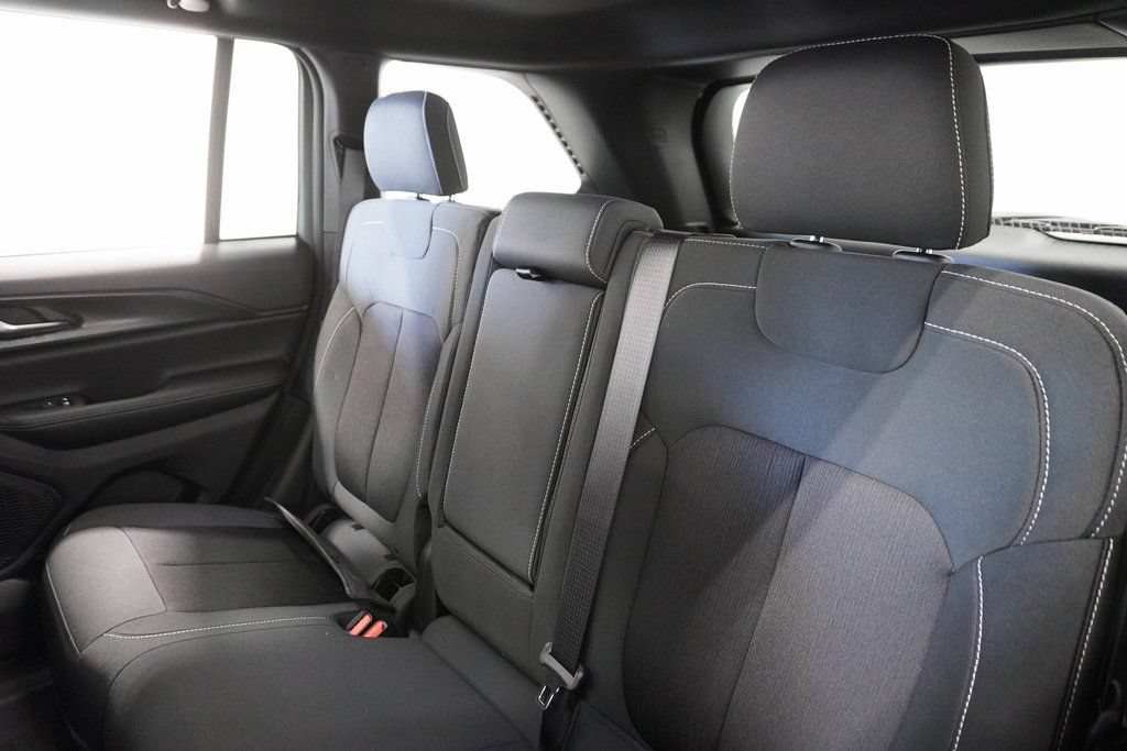 New 2025 Jeep Grand Cherokee Laredo w/ Luxury Tech Group I AWD/4WD image 16