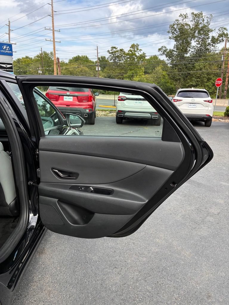 Used 2025 Hyundai Elantra Limited w/ Cargo Package FWD image 22