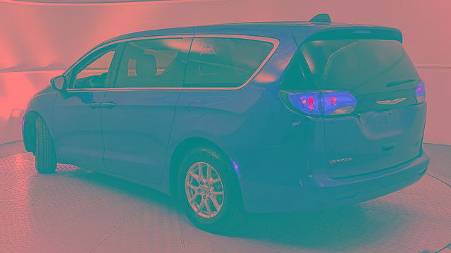 Used 2023 Chrysler Voyager LX image 4