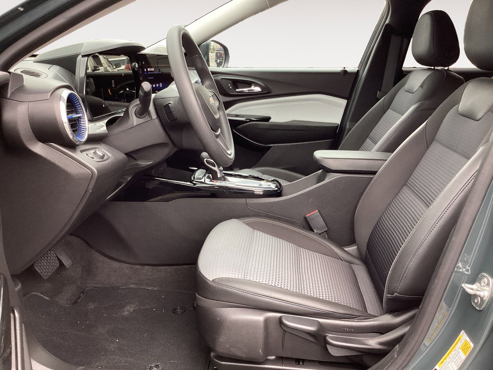 Used 2025 Chevrolet Trax LT FWD image 25