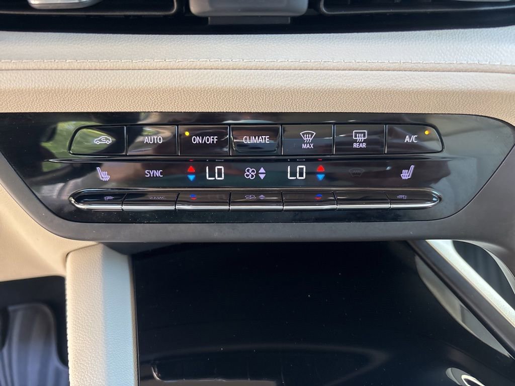 Used 2022 Buick Envision Essence w/ Safety Package image 33