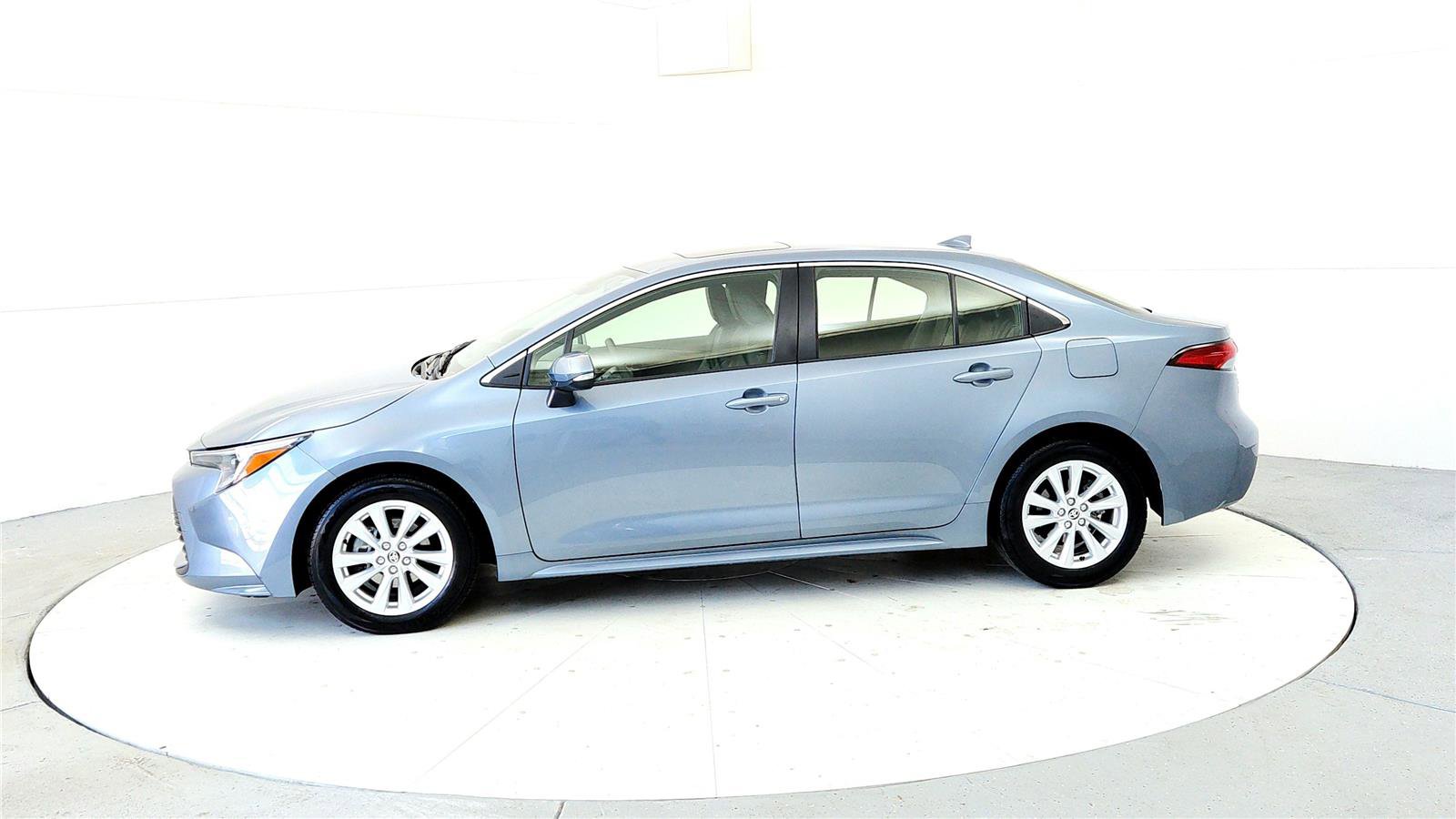 Certified 2025 Toyota Corolla XLE image 3