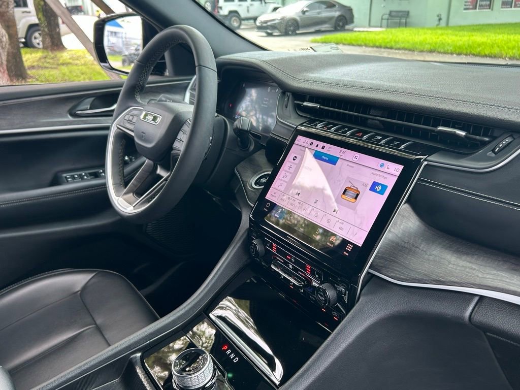 Certified 2024 Jeep Grand Cherokee Limited w/ Black Appearance Package image 37