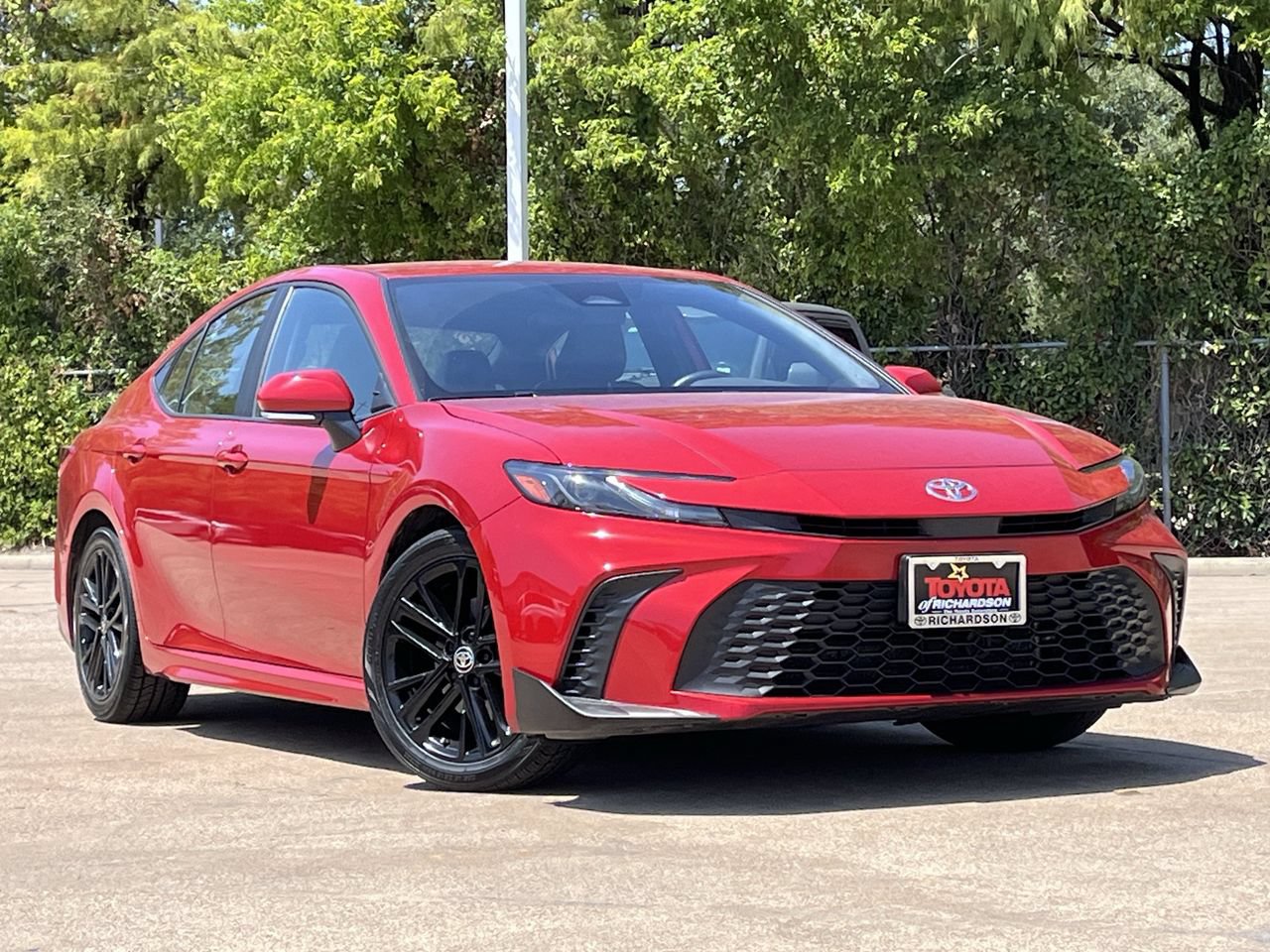 Used 2025 Toyota Camry SE FWD image 2