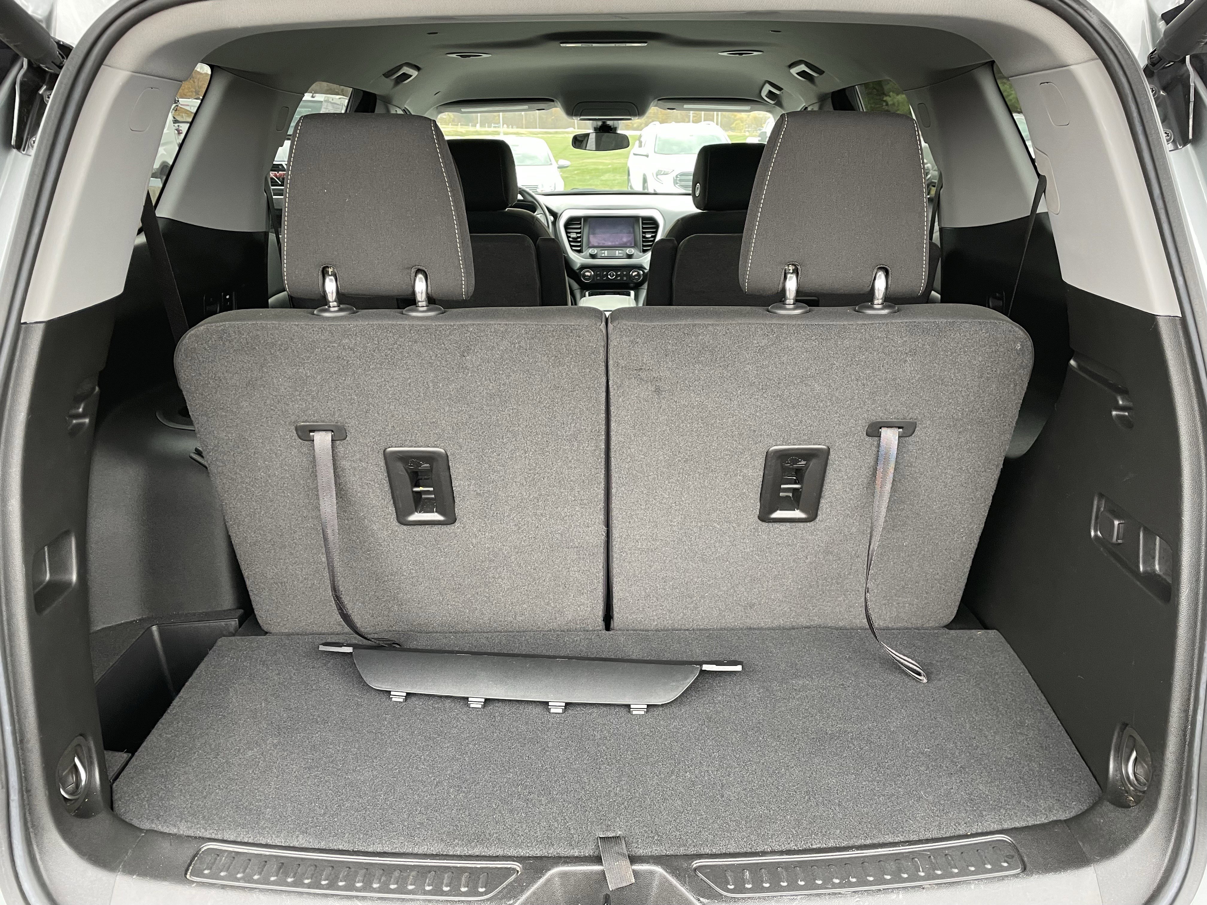 Used 2023 GMC Acadia SLE w/ Driver Convenience Package image 6