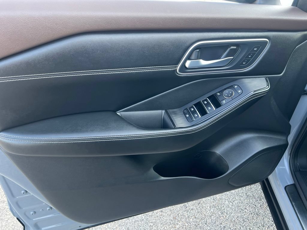 Certified 2023 Nissan Rogue Platinum w/ Platinum Premium Package AWD/4WD image 7