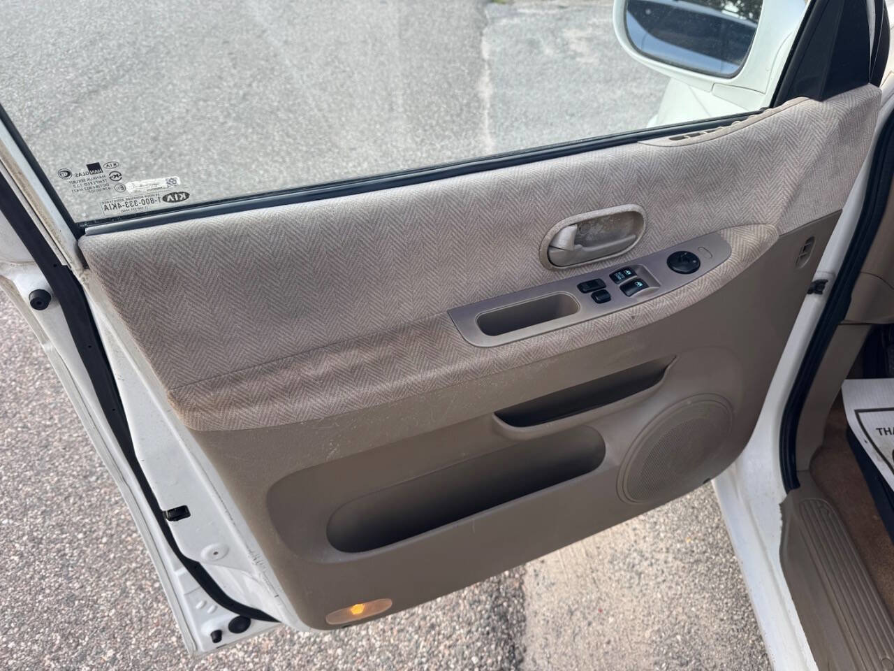 Used 2003 Kia Sedona LX image 19