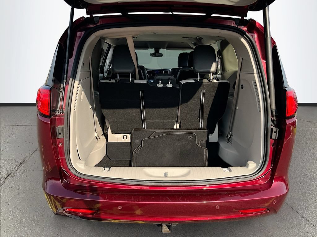 Used 2017 Chrysler Pacifica Touring w/ Tire & Wheel Group FWD image 24