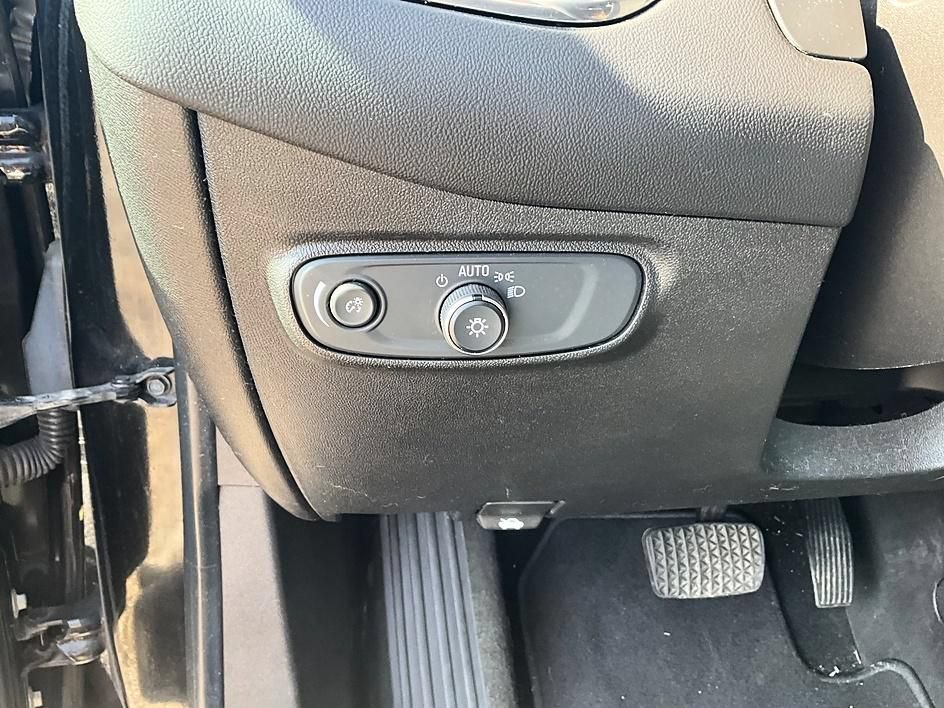 Used 2018 Chevrolet Equinox LT AWD/4WD image 17